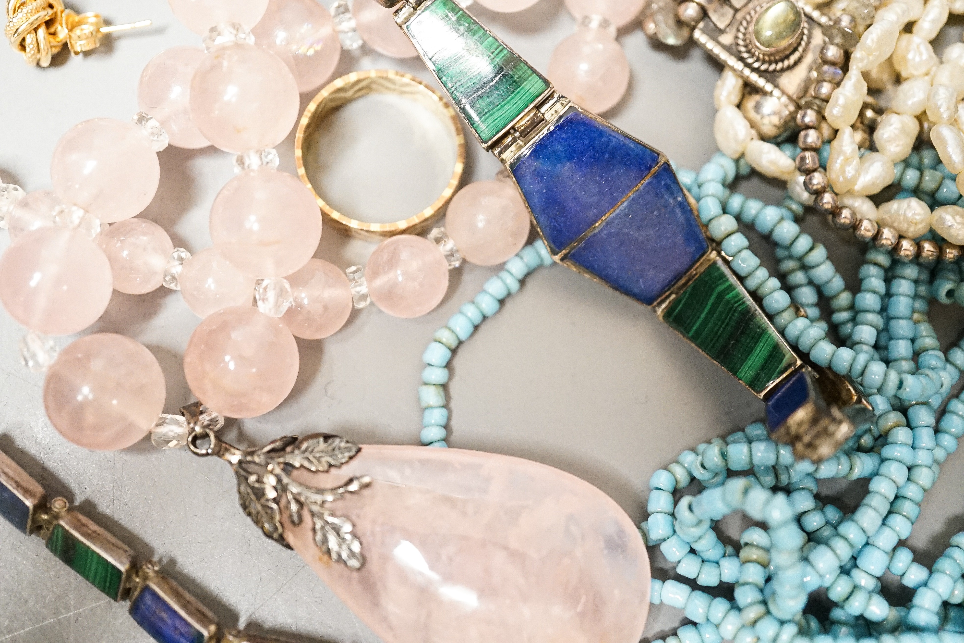 A mixed quantity of jewellery including 9ct gold band, 4 grams, a rose quartz necklace, a white metal, malachite and lapis lazuli necklace and bracelet, a 925 and gem set necklace, assorted ear studs including 9ct knot,